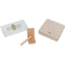 Käe-jalajäljend kandilises metallkarbis Süda